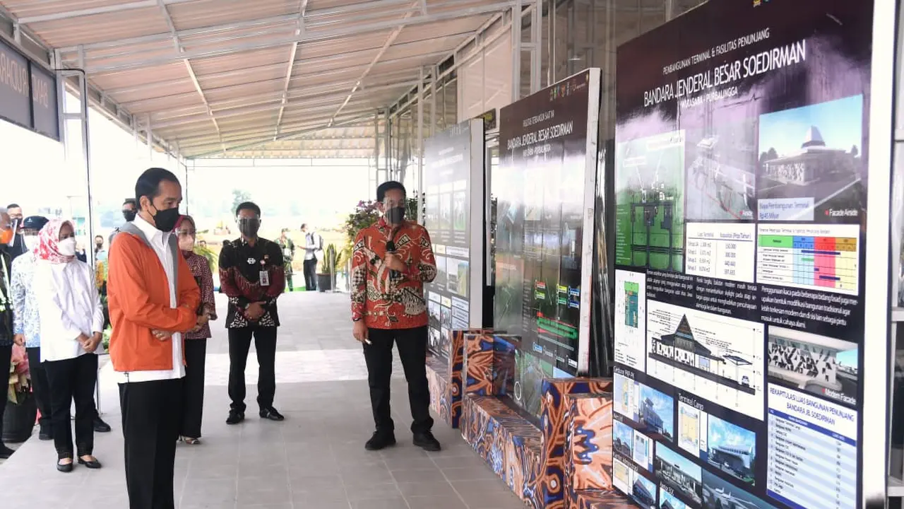 Presiden Joko Widodo saat meninjau Bandara Jenderal Besar Soedirman, Purbalingga, Jumat (11/6/2021)