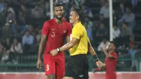 Striker Timnas Indonesia U-22, Marinus Wanewar, diskusi dengan wasit saat melawan Kamboja U-22 pada laga Piala AFF U-22  di Stadion National Olympic, Phnom Penh, Jumat (22/2). Indonesia menang 2-0 atas Kamboja. (Bola.com/Zulfirdaus Harahap)