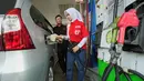Menteri Koordinator Bidang Perekonomian Airlangga Hartarto mengatakan kenaikan harga minyak dunia tak terhindarkan setelah pecahnya perang antara Iran melawan Amerika Serikat (AS) dan Israel. Tampak dalam foto, seorang karyawan mengisi tangki bahan bakar mobil di sebuah Stasiun Pengisian Bahan Bakar Umum (SPBU) di Jakarta, Selasa 3 Maret 2026. (AP Photo/Achmad Ibrahim)