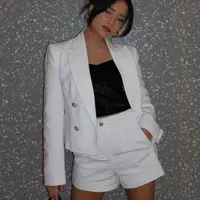 Hadiri gala premiere film dokumenter penyanyi Rossa, Fuji An tampil mencuri atensi dengan penampilan ala lady boss-nya. [@fuji_an].