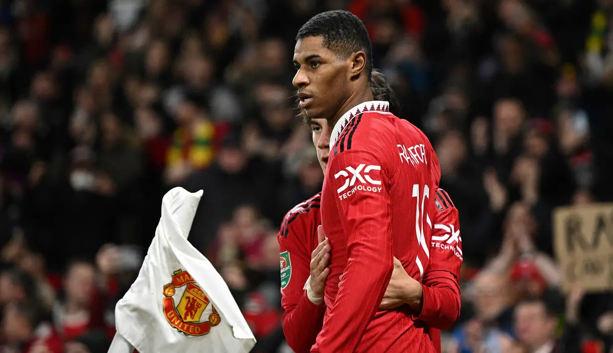 Marcus Rashford. Striker asal Inggris yang kini menjalani musim ke-8 bersama Manchester United sejak dipromosikan dari tim U-18 pada tengah musim 2015/2016 ini total tampil 11 kali dengan mencetak dua gol dari total 15 laga MU di Liga Europa 2016/2017. Musim ini ia menjadi andalan MU di lini depan setelah hengkangnya Cristiano Ronaldo. Dari total 20 laga di Liga Inggris musim 2022/2023 ia telah menyumbang 9 gol dan 3 assist. (AFP/Oli Scarff)