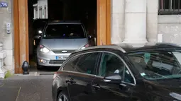 Konvoi polisi yang diyakini membawa tersangka utama teror Paris pada November lalu, Salah Abdeslam meninggalkan markas polisi menuju pengadilan, Prancis, Rabu (27/4). Abdeslam diekstradisi dari Belgia untuk menjalani sidang. (REUTERS/Christian Hartmann)