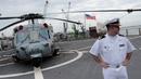 Letnan Angkatan Laut AS Joe Keiley berdiri di geladak helly Kapal komando Amerika Serikat USS Blue Ridge (LCC-19) yang berlabuh di dermaga JICT 2, Pelabuhan Tanjung Priok, Jakarta, Rabu (1/5/2019). Kapal perang tersebut memiliki panjang 194 meter dan berat 22,500 lbs. (AP/Dita Alangkara)