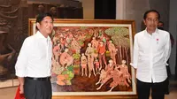 Presiden Joko Widodo atau Jokowi memberikan Presiden Filipina Ferdinand Romualdez Marcos Jr. sebuah lukisan. (Foto: Biro Pers Sekretariat Presiden).