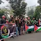 Massa aksi yang terdiri dari pengemudi ojek online mendatangi Gedung Sate untuk menyuarakan dukungan terhadap rakyat Palestina pada Rabu (19/5/2021). (Liputan6.com/Huyogo Simbolon)