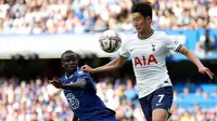 Pemain Tottenham Hotspur Son Heung-min (kanan) berduel memperebutkan bola dengan pemain Chelsea N'Golo Kante pada pertandingan sepak bola Liga Inggris di Stadion Stamford Bridge, London, Inggris, 14 Agustus 2022. Pertandingan berakhir imbang 2-2. (AP Photo/Ian Walton)