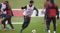 Gelandang Inggris, Eric Dier, mengontrol bola saat latihan di St George Park, Staffordshire, Selasa (7/11/2017). Latihan ini persiapan jelang laga persahabatan melawan Jerman dan Brasil. (AFP/Paul Ellis)