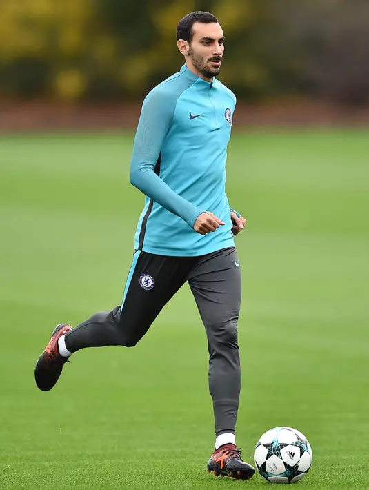 Bek Chelsea, Davide Zappacosta mengiring bola saat mengikuti sesi latihan di London, Inggris (17/10). Chelsea akan bertanding melawan wakil Italia, AS Roma pada grup C Liga Champions. (AFP Photo/Glyn Kirk)