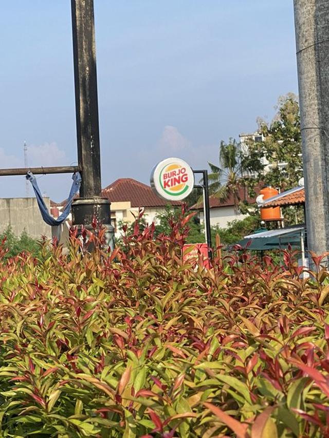 8 Plesetan Tulisan Spanduk Warung Makan Ini Bikin Tepuk Jidat