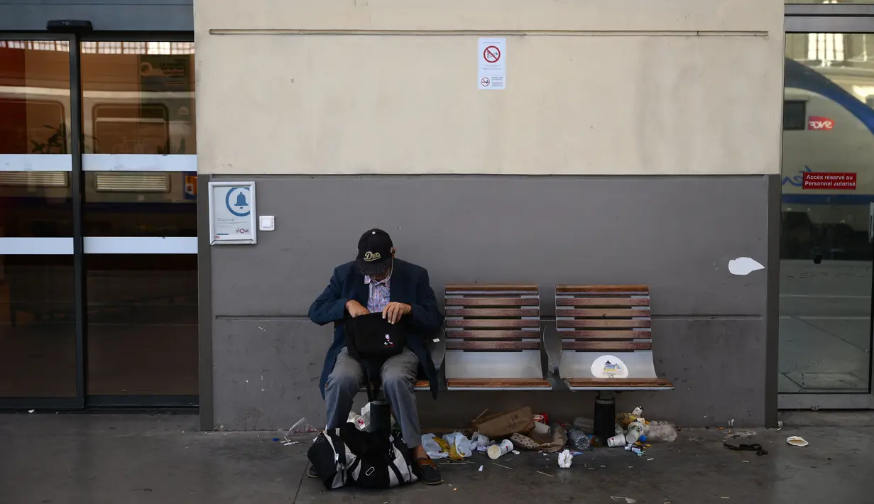 Di Marseille, Prancis, stasiun kereta api menjadi penuh dengan sampah karena pemogokan yang sedang berlangsung oleh para pekerja kebersihan. (Photo by Christophe SIMON / AFP)