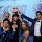 Para bintang sinetron Mermaid in Love usai menerima penghargaan sebagai Sinetron Paling Ngetop di SCTV Awards 2016. (Herman Zakharia/Liputan6.com)