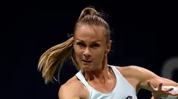 Petenis asal Slowakia, Magdalena Rybarikova mengembalikan bola tembakan  Kristyna Pliskova dari Republik Ceko saat bertanding di turnamen tenis AS Terbuka 2017 di New York (30/8). (AP Photo / Julio Cortez)