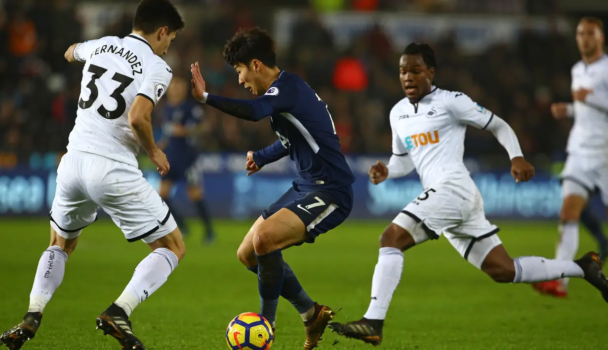 Striker Tottenham Hotspur, Son Heung-Min dan pemain Swansea City, Federico Fernandez berebut bola pada laga pekan ke-22 Premier League di Stadion Liberty, Selasa (2/1). Tottenham Hotspur mengamankan kemenangan 0-2 atas Swansea City. (Geoff CADDICK / AFP)