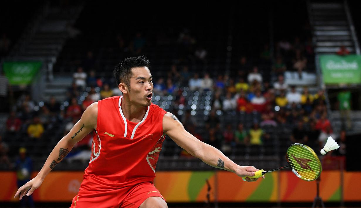 Lin Dan merupakan salah satu pebulu tangkis tunggal putra terbaik di dunia. Atlet asal Cina tersebut sebelumnya memiliki ambisi besar di Olimpiade Tokyo 2020. Sayangnya perhelatan tersebut harus ditunda setahun dan sayangya ia lebih dulu mengambil keputusan untuk pensiun. (Foto: AFP/Goh Chai Hin)