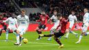 Keunggulan AC Milan berubah menjadi 3-0 pada menit ke-74. Giliran Fikayo Tomori yang mencatatkan namanya pada papan skor. (AP Photo/Luca Bruno)