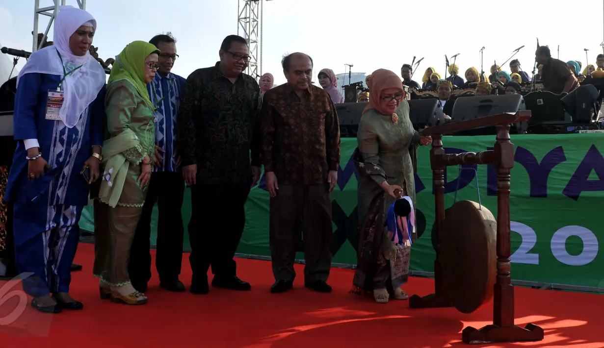 Ibu Negara Hj. Mufidah Jusuf Kalla resmi membuka kegiatan Muhammadiyah Expo 2015 di Pelataran Timur Silang Monas Jakarta, Kamis (28/5/2015). Kegiatan tersebut merupakan rangkaian kegiatan pendukung Muktamar Muhammadiyah ke-47 (Liputan6.com/Johan Tallo)