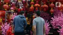 Sejumlah calon pembeli melihat-lihat pernak-pernik Tahun Baru Imlek 2572 di Pasar Petak Sembilan, Glodok, Jakarta, Kamis (21/1/2021). Perayaan Imlek tahun ini harus tetap menjalakan protokol kesehatan untuk mencegah penyebaran COVID-19. (merdeka.com/Imam Buhori)