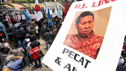 Massa juga membawa poster bergambar Dirut Pelindo II RJ Lino saat menggelar aksi di depan kantor Kementerian BUMN, Jakarta, Selasa (6/10). Mereka menuntut Dirut Pelindo II RJ Lino turun dari jabatannya. (Liputan6.com/Immanuel Antonius)