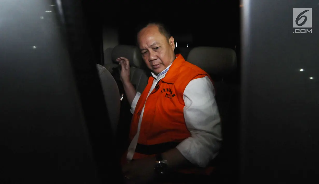 Mantan Kepala BPPN Syafruddin Arsyad Temenggung di mobil tahanan usai diperiksa di Gedung KPK Jakarta, Rabu (27/12/2017). Ia diperiksa terkait dugaan korupsi pemberian SKL pemegang saham pengendali BDNI tahun 2004. (Liputan6.com/Helmi Fithriansyah)