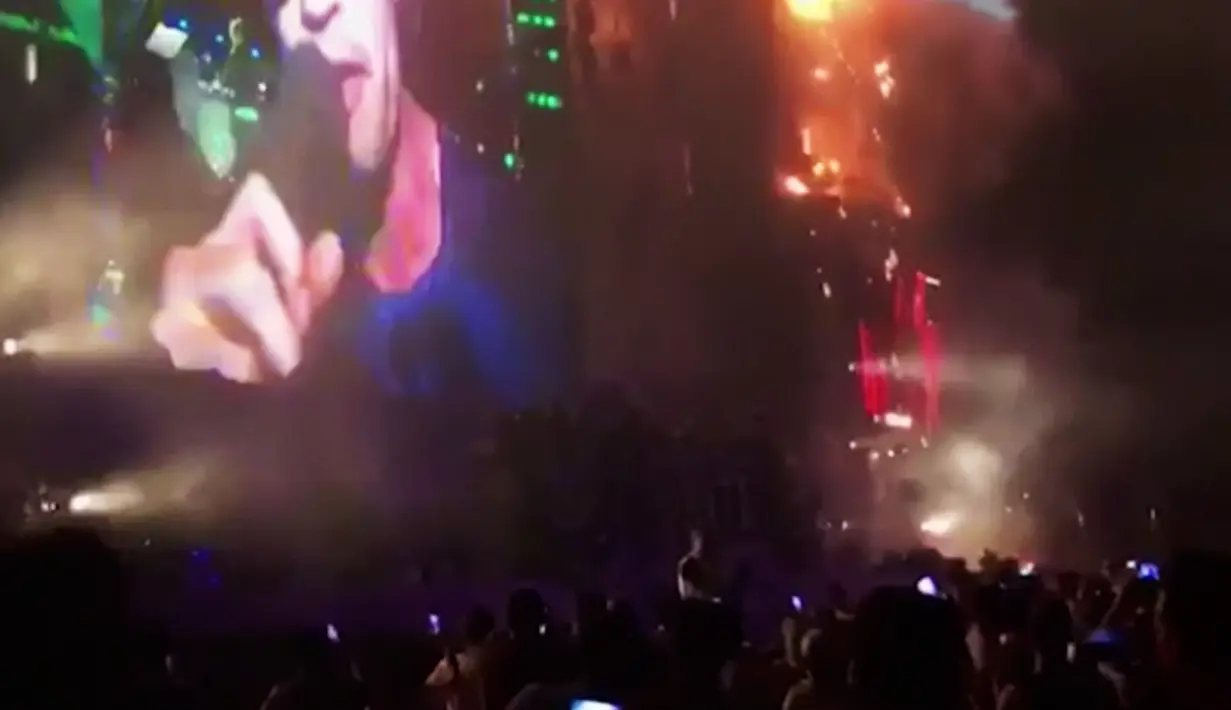 Suasana panggung yang terbakar selama festival musik elektronik "Tomorrowland" di Barcelona, Spanyol, (29/7). Ribuan pengunjung terpaksa dievakuasi akibat kejadian tersebut. (David Belmonte via AP)