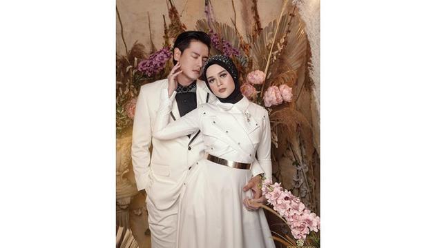 5 Foto Pemotretan Cut Meyriska dan Roger Danuarta, Elegan Berbusana Formal