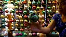 Seorang pengunjung menunjukan Bola Pengharapan (Wishing Ball) di Mall Central Park, Jakarta, Senin (19/12). Bola Pengharapan (Wishing Ball) ini merupakan rangkaian acara "Now Jakarta The Christmas City". (Liputan6.com/Johan Tallo)
