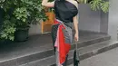 Febby Rastanty tampil mengenakan atasan one shoulder hitam yang dipadukan dengan kain sebagai bawahannya. [@febbyrastanty]