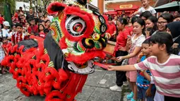 Sebuah tim barongsai tampil pada hari pertama Tahun Baru Imlek Naga di Denpasar, Bali, 10 Februari 2024. (SONNY TUMBELAKA/AFP)