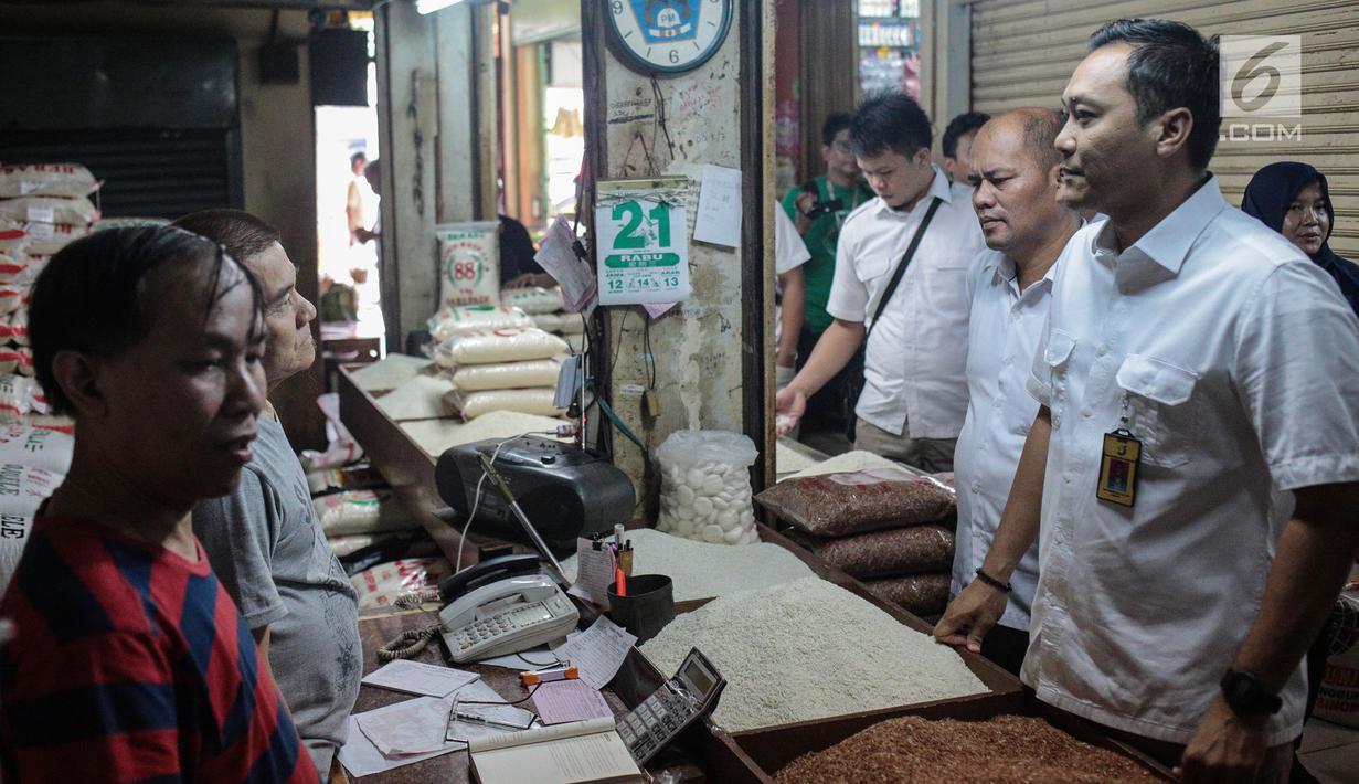 Tim Satgas Pangan Polda Metro Jaya bersama Perum Bulog meninjau harga beras di Pasar Tomang Barat, Jakarta, Rabu (21/11). Kegiatan tersebut bertujuan untuk memantau stabilitas harga beras medium yang dijual di pasaran. (Liputan6.com/Faizal Fanani)