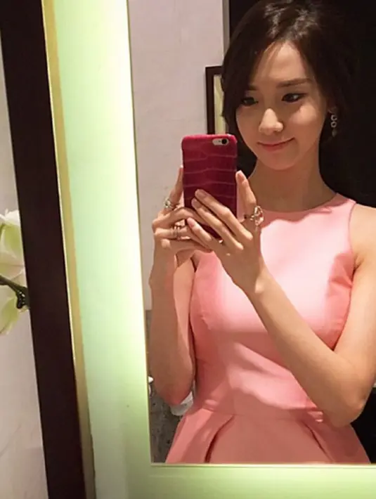 Yoona pun berpendapat bahwa sederhana itu merupakan sifat yang berkesan elegan. Yoona pun tidak mau terlihat glamour saat di Red Carpet. (via instagram@yoona__lim)