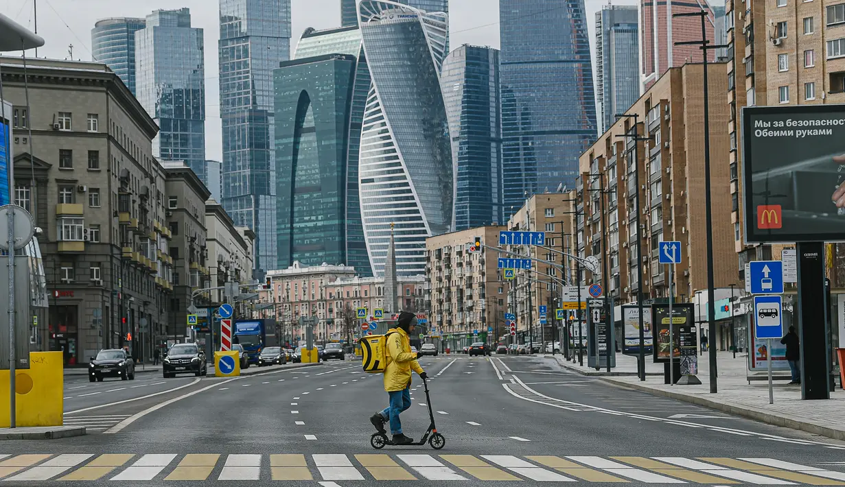 Kurir mengendarai skuter di jalan yang tampak sepi di Moskow, Rusia (7/4/2020). Rusia mencatatkan total 7.497 kasus COVID-19 di 81 dari 85 daerah di negara itu. (Xinhua/Evgeny Sinitsyn)