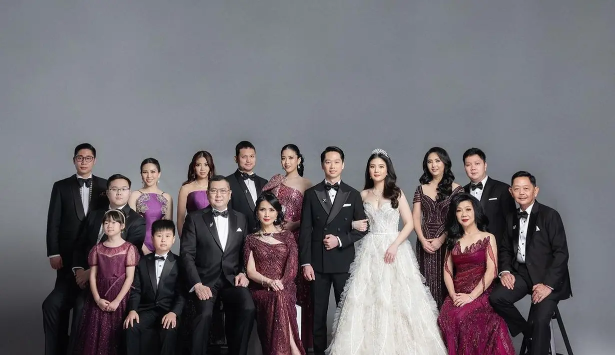 Sedangkan sang ibu  LIliana, ibu mertua Nia Auw, dan kakak-adik perempuannya kompak mengenakan dress berkilau nuansa warna ungu.