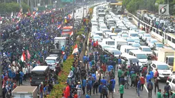 Mahasiswa memblokade Tol Dalam Kota saat berdemonstrasi menolak RUU KUHP dan revisi UU KPK di depan Gedung DPR, Jakarta, Selasa (24/9/2019). Aksi ini diikuti ribuan mahasiswa dari berbagai universitas. (merdeka.com/Arie Basuki)