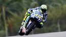 Pebalap Movistar Yamaha, Valentino Rossi, menempati posisi kelima saat latihan bebas pertama MotoGP Malaysia, Jumat (28/10/2016). (AFP/Manan Vatsyayana)