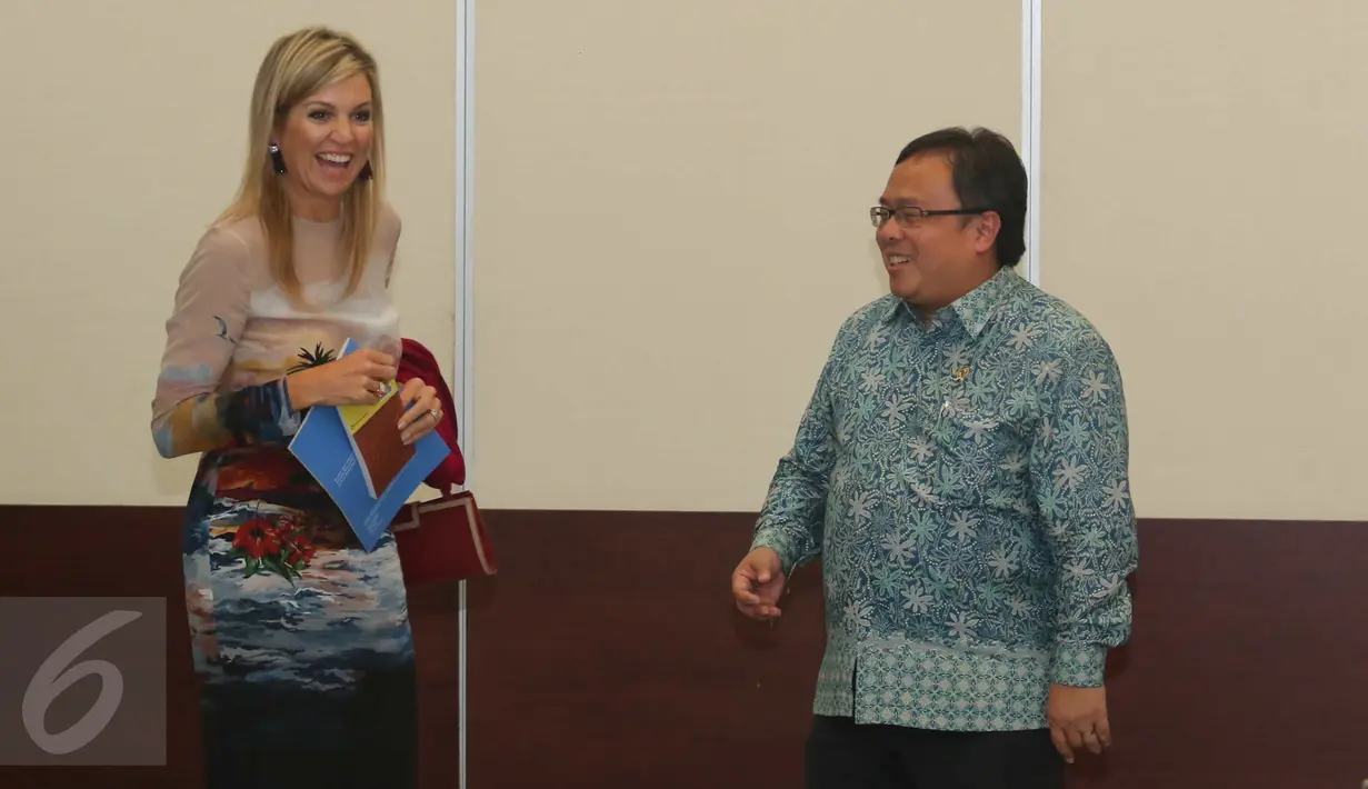Menteri PPN Bambang Brodjonegoro berbincang dengan Ratu Belanda Maxima saat berkunjung ke Kantor Bappenas, Jakarta, Kamis (1/9). Menteri Bambang dan Ratu Maxima melakukan pertemuan tertutup membahas mengenai keuangan inklusi. (Liputan6.com/Angga Yuniar)