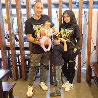 Richa Novisha dan Gary Iskak   bersama kedua anaknya (Dok. Pribadi)