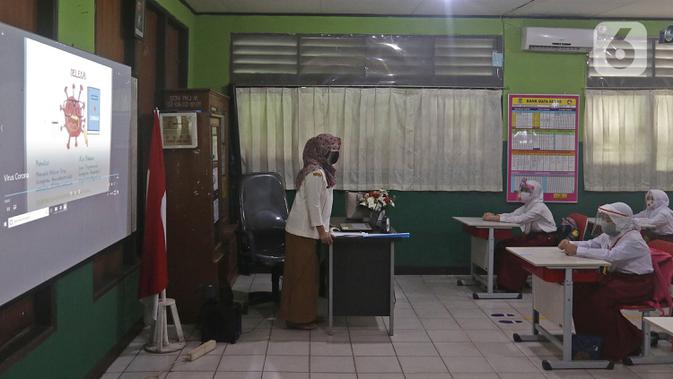 Sejumlah murid mengikuti kegiatan belajar di SD Negeri 6, Bekasi, Jawa Barat, Selasa (4/8/2020). Pemerintah setempat memberikan izin kepada enam sekolah untuk melakukan uji coba pembelajaran tatap muka selama satu bulan. (Liputan6.com/Herman Zakharia)
