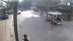 Kejadian mengerikan dialami seorang bocah di Filipina, ketika sedang menyebrang jalan bersama ibunya. Bocah itu tertabrak dan terlindas mobil.