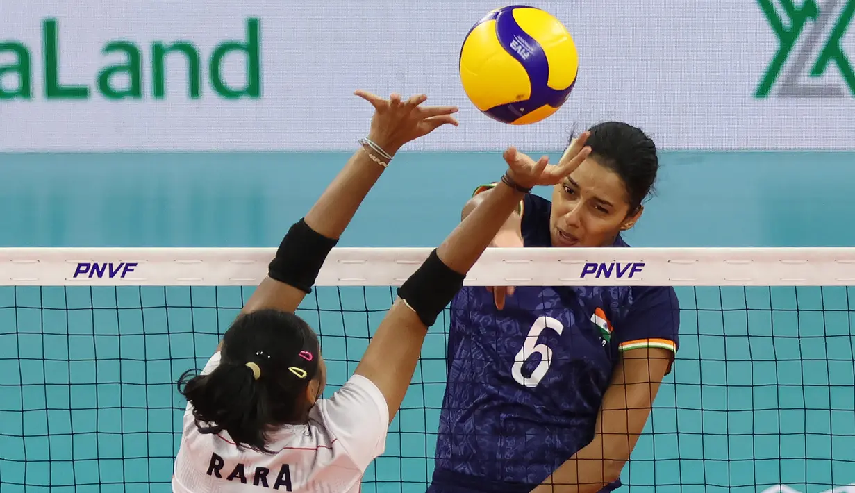 Pemain Timnas voli putri India, Soorya (depan) melepaskan spike yang berhasil menembus blok pemain Indonesia, Maradanti Namira pada laga klasifikasi peringkat 5-8 AVC Challenge Cup 2024 di Rizal Memorial Coliseum, Manila, Filipina, Selasa (28/5/2024). India menang 3-1 (25-16, 30-32, 25-20 dan 26-24). (Asian Volleyball Confederation)