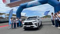 Toyota Mulai Ekspedisi Veloz Hybrid EV Lintas Nusa, Tantang Ragam Medan dari Mandalika hingga Sumatera