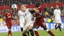 Bek Sevilla, Johannes Geis, mengamankan bola dari kejaran gelandang Liverpool, Sadio Mane, pada laga Liga Champions di Stadion Ramon Sanchez Pizjuan, Sevilla, Selasa (21/11/2017). Kedua klub bermain imbang 3-3. (AP/Miguel Morenatti)