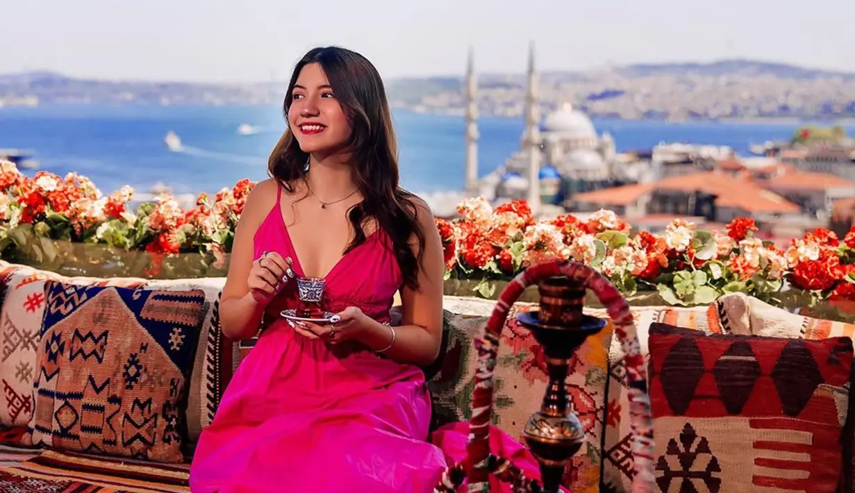 Turki memang menjadi salah satu negara yang cukup banyak dikunjungi oleh para selebriti Indonesia. Karena memiliki banyak tempat wisata ikonik, serta ada wahana balon udara di Cappadocia yang terkenal. (Liputan6.com/IG/cassandraslee).