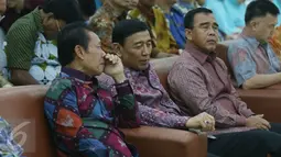 Ketum PBSI Wiranto berbincang dengan Mantan Ketua Umum PBSI Sutiyoso saat menghadiri perayaan HUT PBSI di Cipayung, Jakarta, Sabtu (6/5). Perayaan juga ditandai dengan pelepasan tim Piala Sudirman yang terdiri dari 20 atlet. (Liputan6.com/Angga Yuniar)