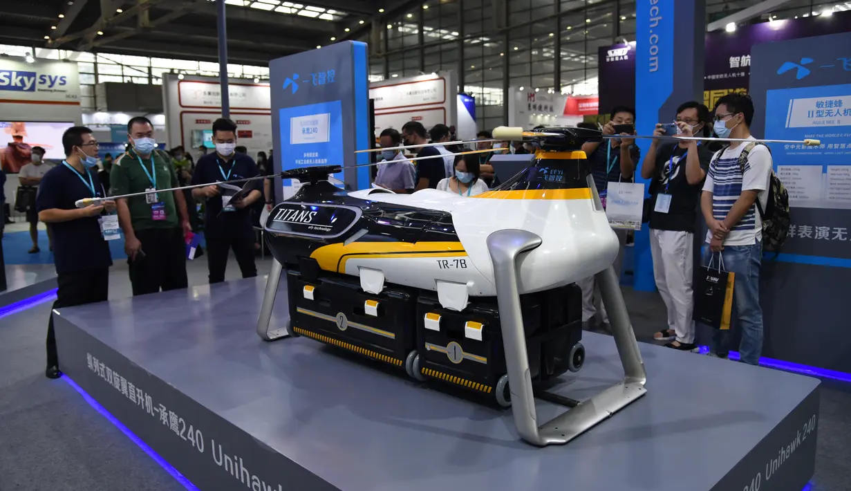 Orang-orang mengunjungi Pameran Drone Internasional Shenzhen ke-5 di Provinsi Guangdong, China selatan (13/9/2020). Lebih dari 400 perusahaan akan menampilkan 1.000 lebih drone di acara tersebut. (Xinhua/Wang Feng)