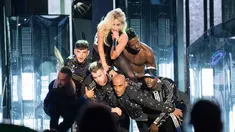 Penampilan Lady Gaga saat tampil di Coachella Music & Arts Festival di Empire Polo Club, California (15/4). Dilansir dari NME, Gaga membawakan banyak lagu lama dan baru dalam hari kedua festival musik tahunan itu.  (Photo by Amy Harris/Invision/AP)
