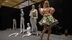 Seorang model berpose dengan mengenakan gaun yang terbuat dari cokelat selama pameran tahunan 'Salon du Chocolat' di Seoul, Korea Selatan (10/1/2020).  (AFP Photo/Ed Jones)