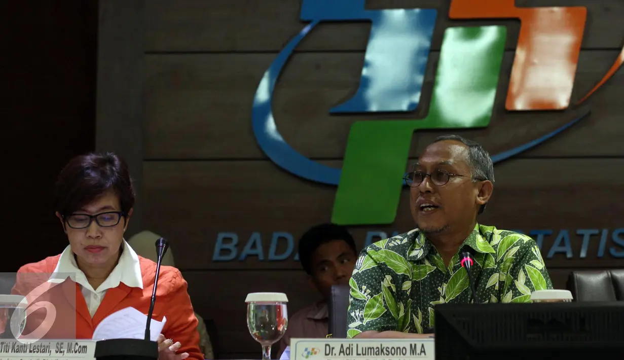 Deputi Bidang Statistik Produksi BPS, Adi Lumaksono (kanan) saat menggelar konferensi pers, Jakarta, Selasa (18/8/2015). Nilai ekspor Indonesia Juli 2015 mengalami penurunan sebesar 15,53% dibanding ekspor Juni 2015, (Liputan6.com/Johan Tallo) 