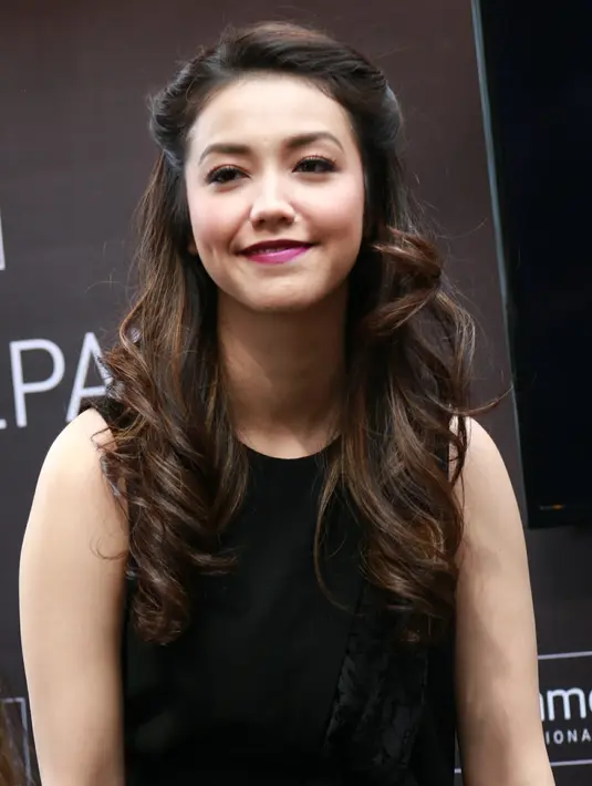 Velove Vexia saat acara peluncuran produk shampo, tampil menawan dengan dengan balutan gaun hitam yang simpel dan make up yang menyesuaikan produknya (KapanLagi.com/AgusApriyanto)