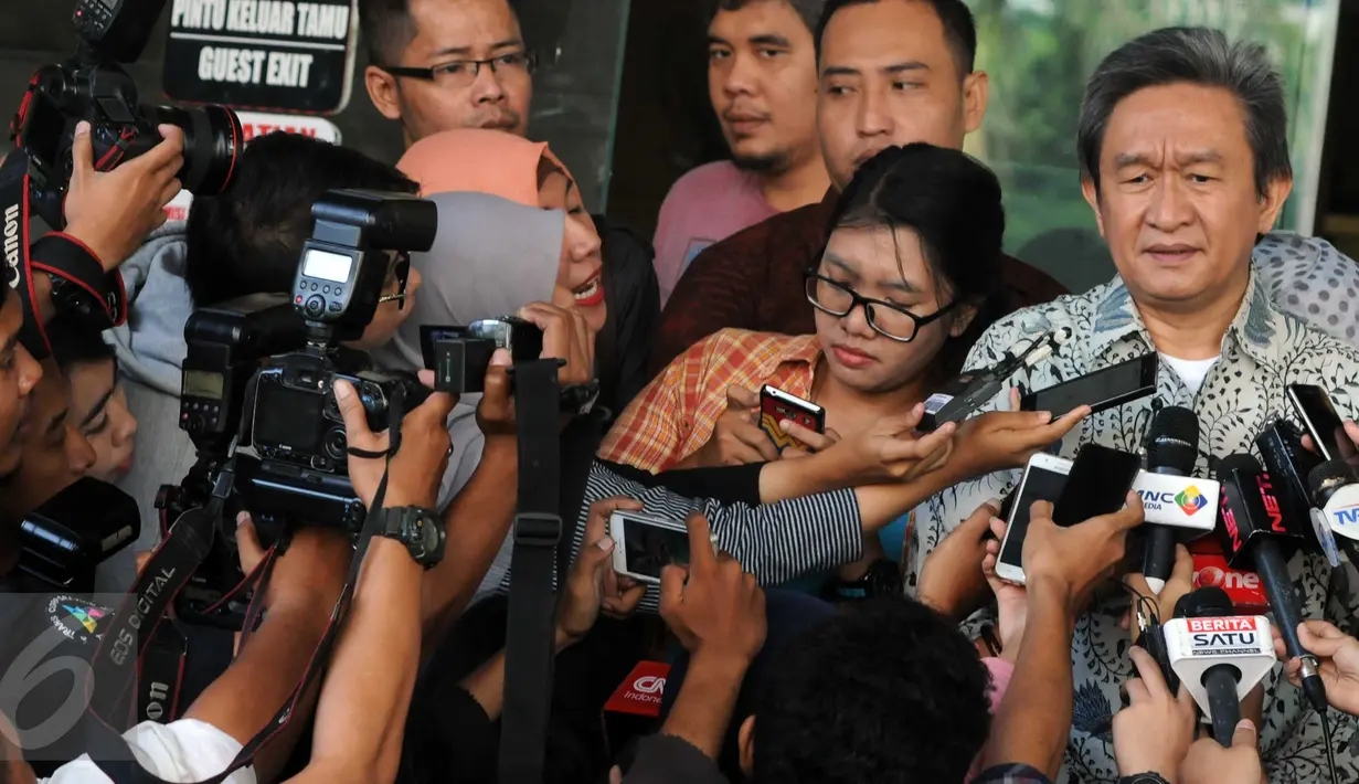 Kuasa hukum RJ Lino, Maqdir Ismail menjawab pertanyaan media usai memberikan surat pemberitahuan ketidakhadiran kliennya di KPK, Jakarta, Jumat (29/1). Mantan Dirut Pelindo II itu mangkir dari pemeriksaan karena sedang sakit. (Liputan6.com/Helmi Afandi)