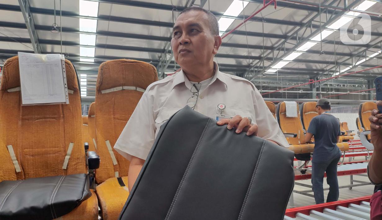 Meski berasal dari bahan lokal, namun pelapis kursi pesawat harus memenuhi standar internasional. (Foto: Liputan6.com)